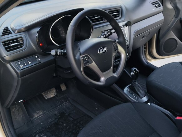 2015 Kia Rio III Рестайлинг, бежевый, 830000 рублей - вид 12