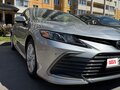 2022 Toyota Camry US Market VIII (XV70) Рестайлинг, серый, 2690000 рублей - вид 8