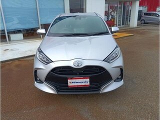 2023 Toyota Yaris IV, серебристый, 1085000 рублей, вид 2