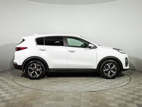 2021 Kia Sportage IV Рестайлинг, белый, 1949700 рублей, вид 4