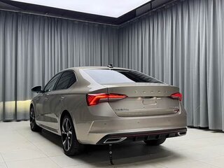 2023 Skoda Octavia IV (A8), бежевый, 1680000 рублей, вид 4