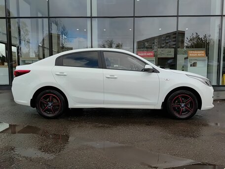 2019 Kia Rio IV, белый, 1340000 рублей, вид 4