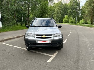 2013 Chevrolet Niva I Рестайлинг, серебристый, 450000 рублей, вид 3
