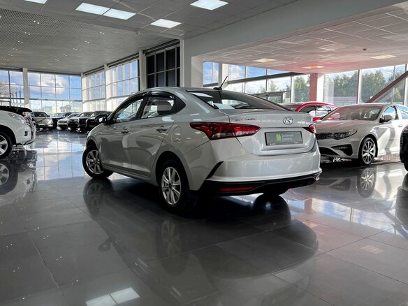2021 Hyundai Solaris II Рестайлинг, серебристый, 1475000 рублей - вид 5