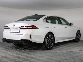 2025 BMW 5 серии Long 530Li xDrive VIII (G60/G61/G68), белый, 9920000 рублей, вид 4