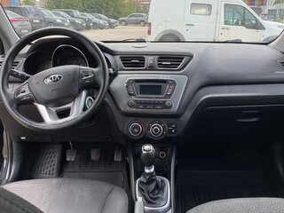 2015 Kia Rio 6-speed III, чёрный, 810000 рублей, вид 3