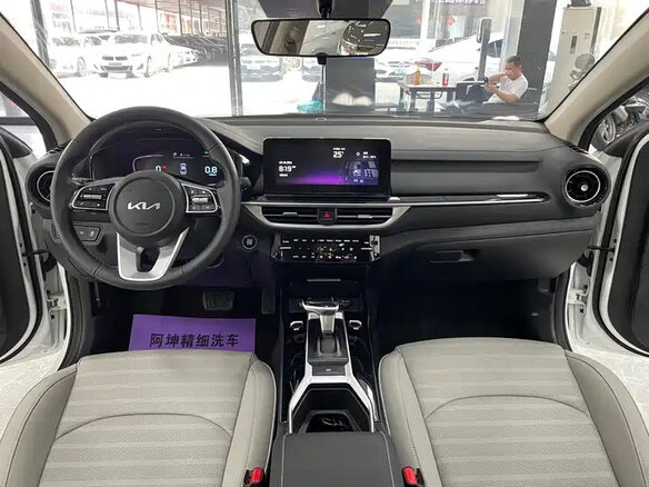 2023 Kia K3 II (China Market) Рестайлинг, белый - вид 8