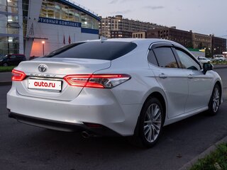 2022 Toyota Camry VIII (XV70) Рестайлинг, белый, 3250000 рублей, вид 4