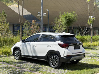 2023 Toyota Yaris L XP150 Рестайлинг, белый, 1350000 рублей, вид 3