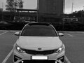 2019 Kia Optima IV Рестайлинг, белый, 1400000 рублей - вид 2