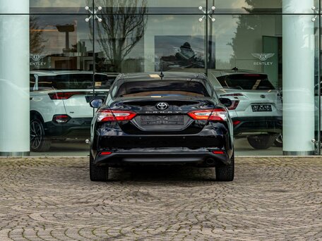 2021 Toyota Camry VIII (XV70) Рестайлинг, чёрный, 2795000 рублей, вид 5