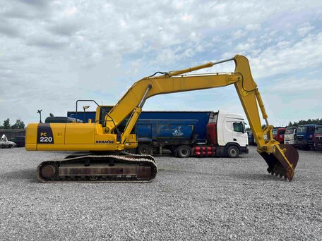 2019 Komatsu PC220-8, жёлтый, 7450000 рублей, вид 2