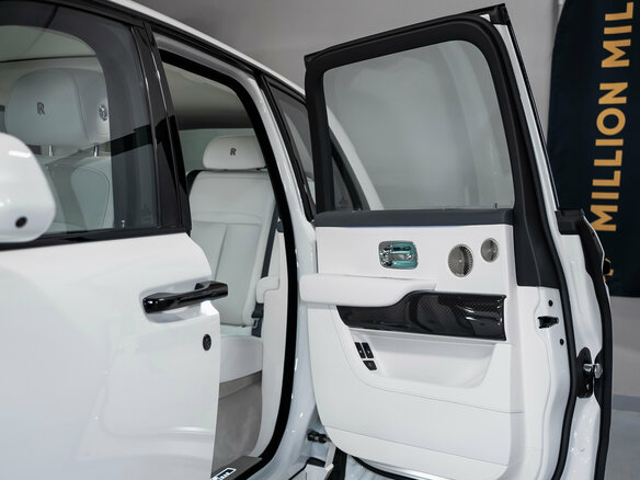 2025 Rolls-Royce Cullinan Black Badge I Рестайлинг (Series II), белый, 64500000 рублей - вид 32