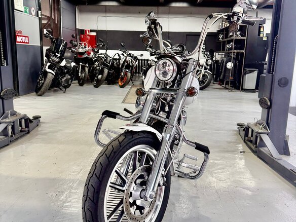 2005 Harley-Davidson Dyna Low Rider, белый, 950000 рублей - вид 1