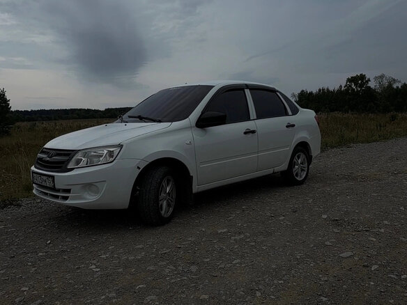 2016 Lada (ВАЗ) Granta I, белый, 300000 рублей - вид 4