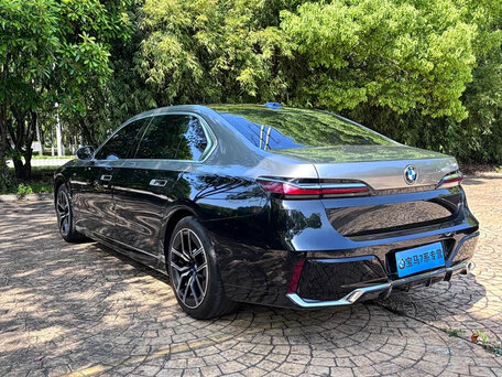 2024 BMW 7 серии 735Li VII (G70), чёрный, 9867364 рублей, вид 4