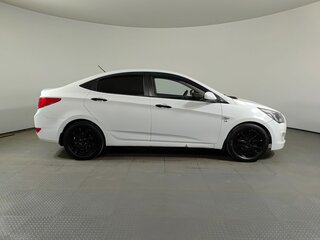 2015 Hyundai Solaris I Рестайлинг, белый, 664000 рублей, вид 4