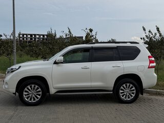 2016 Toyota Land Cruiser Prado 6-speed 150 Series Рестайлинг 1, белый, 5790000 рублей, вид 3