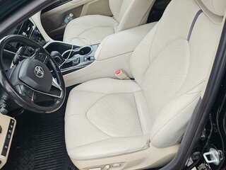 2021 Toyota Camry VIII (XV70) Рестайлинг, чёрный, 1950000 рублей, вид 4