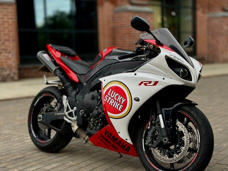 2011 Yamaha YZF-R1, красный, 925000 рублей, вид 1