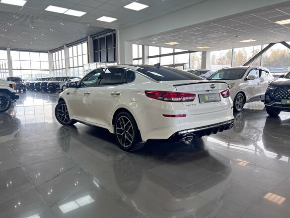 2019 Kia Optima IV Рестайлинг, белый, 1990000 рублей - вид 5