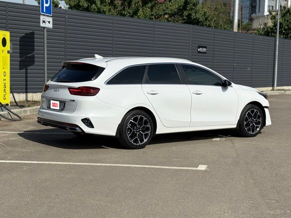 2021 Kia Ceed III Рестайлинг, белый, 2300000 рублей - вид 5
