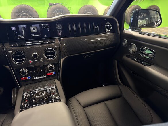 2025 Rolls-Royce Cullinan Black Badge I Рестайлинг (Series II), чёрный, 67900000 рублей - вид 10