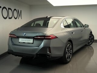 2025 BMW 5 серии Long 530Li xDrive VIII (G60/G61/G68), серый, 10770000 рублей, вид 4