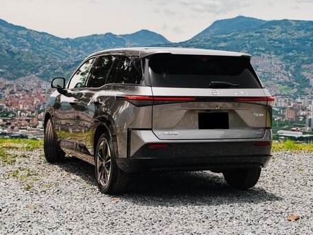 2026 Toyota bZ3X 58.3 kWh, серебристый, 3030000 рублей, вид 5