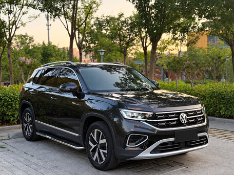 2023 Volkswagen Tayron I Рестайлинг, серый, 2260000 рублей, вид 3