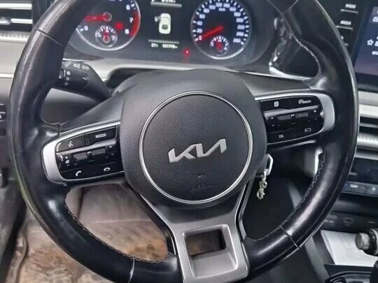 2022 Kia K5 III, чёрный, 2400000 рублей - вид 15