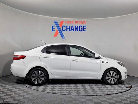 2013 Kia Rio 5-speed III, белый, 622000 рублей, вид 3