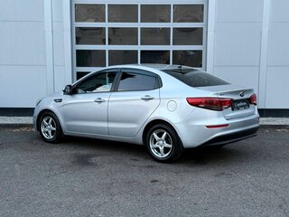2015 Kia Rio 6-speed III, серебристый, 850000 рублей, вид 3