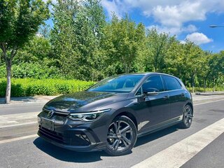 2023 Volkswagen Golf VIII, чёрный, 2010000 рублей, вид 1
