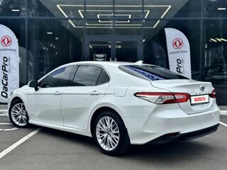 2021 Toyota Camry VIII (XV70) Рестайлинг, белый, 3020000 рублей, вид 4