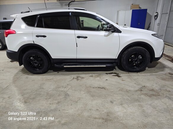 2013 Toyota RAV4 IV (XA40), белый, 2150000 рублей - вид 2