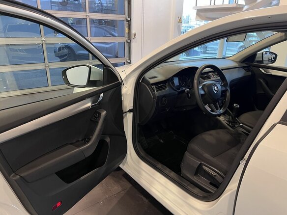 2017 Skoda Octavia III (A7) Рестайлинг, белый, 1540000 рублей - вид 20