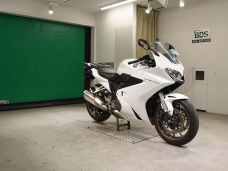 2010 Honda VFR 800, белый, 646000 рублей, вид 2