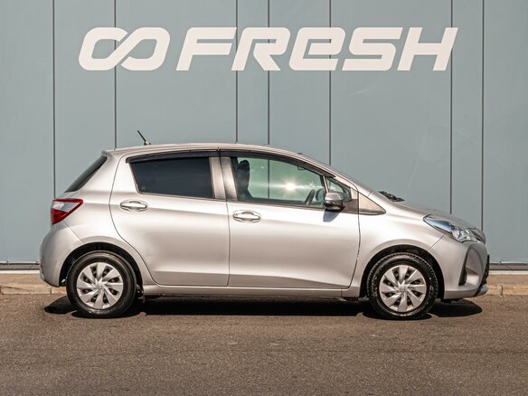 2017 Toyota Vitz III (XP130) Рестайлинг 2, серый, 890000 рублей - вид 4