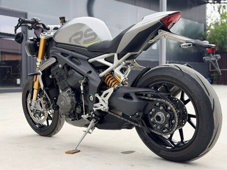 2022 Triumph Street Triple, серый, 1470000 рублей, вид 5