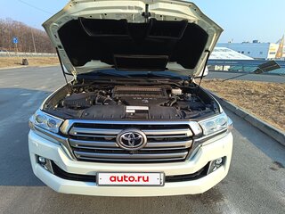 2018 Toyota Land Cruiser 200 Series Рестайлинг 2, белый, 6900000 рублей, вид 3