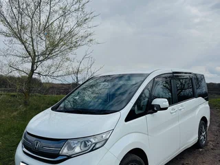 2017 Honda Stepwgn V, белый, 1850000 рублей, вид 3