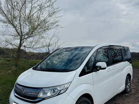 2017 Honda Stepwgn V, белый, 1850000 рублей, вид 3