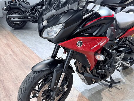 2020 Yamaha MT-09 Tracer (FJ-09), красный, 999000 рублей, вид 4