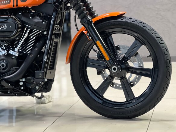 2025 Harley-Davidson Street Bob, оранжевый, 1690000 рублей - вид 11
