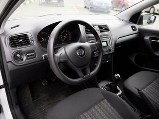 2016 Volkswagen Polo V Рестайлинг, белый, 823000 рублей, вид 5