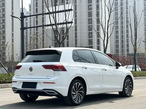 2023 Volkswagen Golf VIII, белый - вид 3