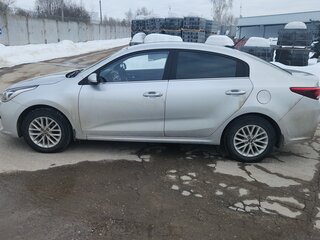 2017 Kia Rio IV, серебристый, 1150000 рублей, вид 4
