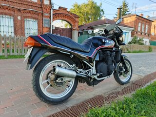 Suzuki GSX 400F Katana
