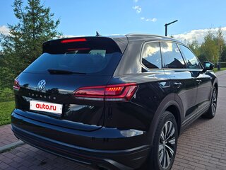 2019 Volkswagen Touareg III, чёрный, 3700000 рублей, вид 2
